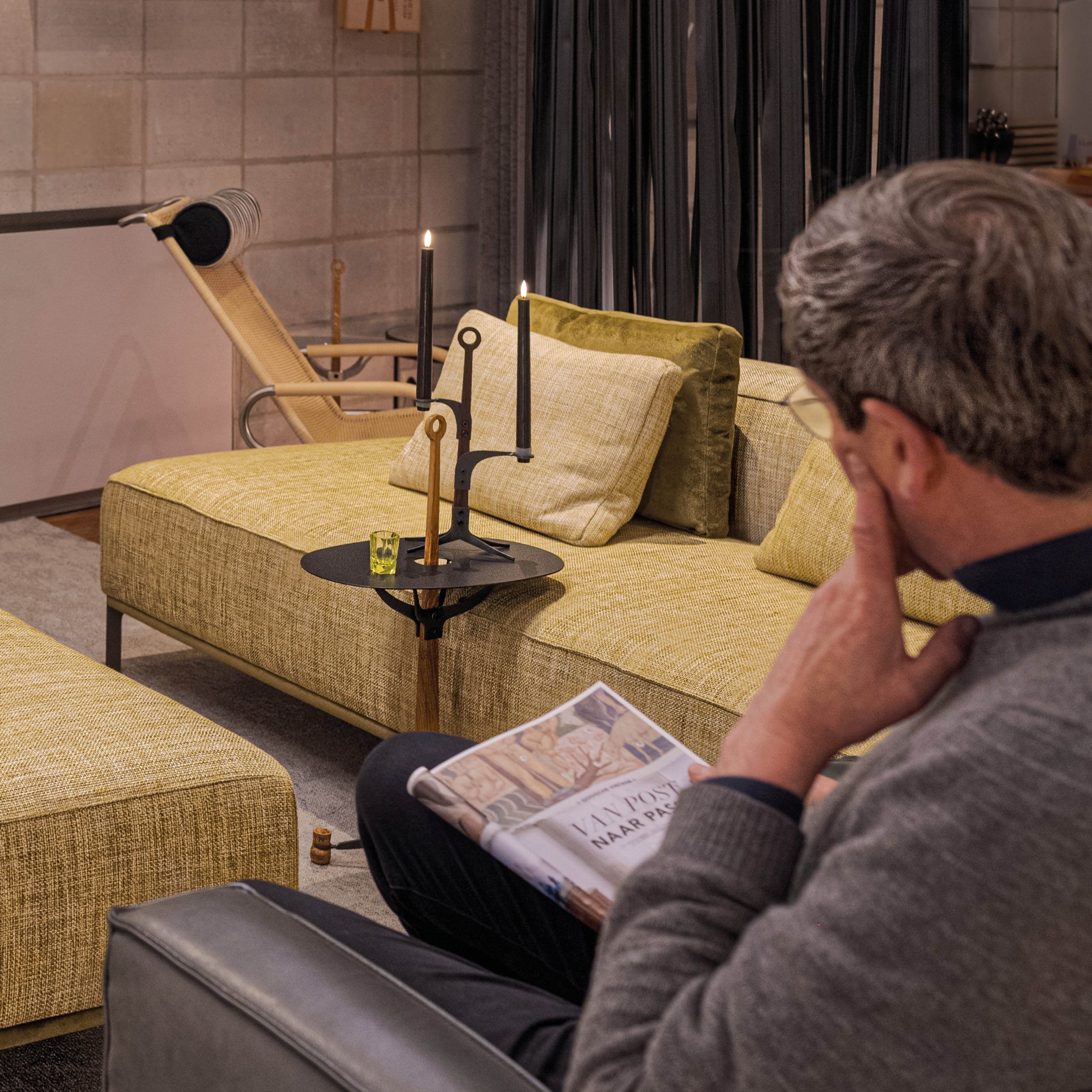 Karel Bodegom, binnenhuisarchitect, in de 'huiskamer' van Den Haag.