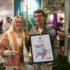Mannie Klijn Velderman en Frans Kortenhorst poseren met Product Of The Year Award op PromZ.live 2022 Rosmalen.
