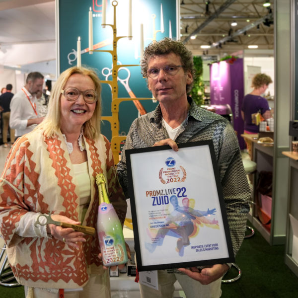 Mannie Klijn Velderman en Frans Kortenhorst poseren met Product Of The Year Award op PromZ.live 2022 Rosmalen.