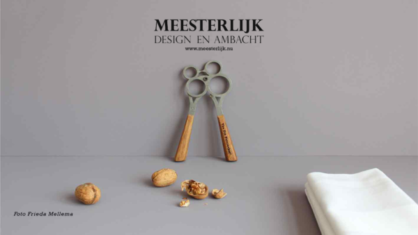 the ore nutcracker - oredesign.nl - sfeerfoto met notenkraker, servet en noten op een grijze ondergrond en achterwand