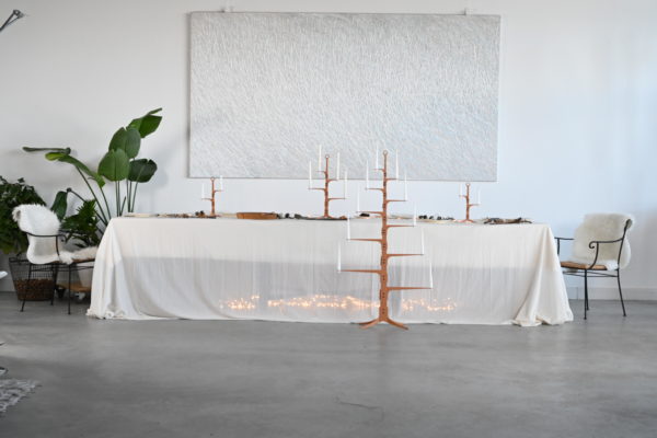 Atelier Ore Design met tafelopstelling en 2-.4- en 10-armige kandelaren, schilderij Gerard Te Wierik boven de dinertafel.