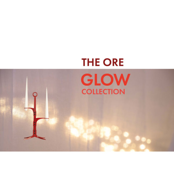 The Ore Glow Collection tekst en productafbeelding 2-armige kandelaar in rood rvs met LED kaarsen, sfeerfoto met in de achtergrond (kerst)lichtjes