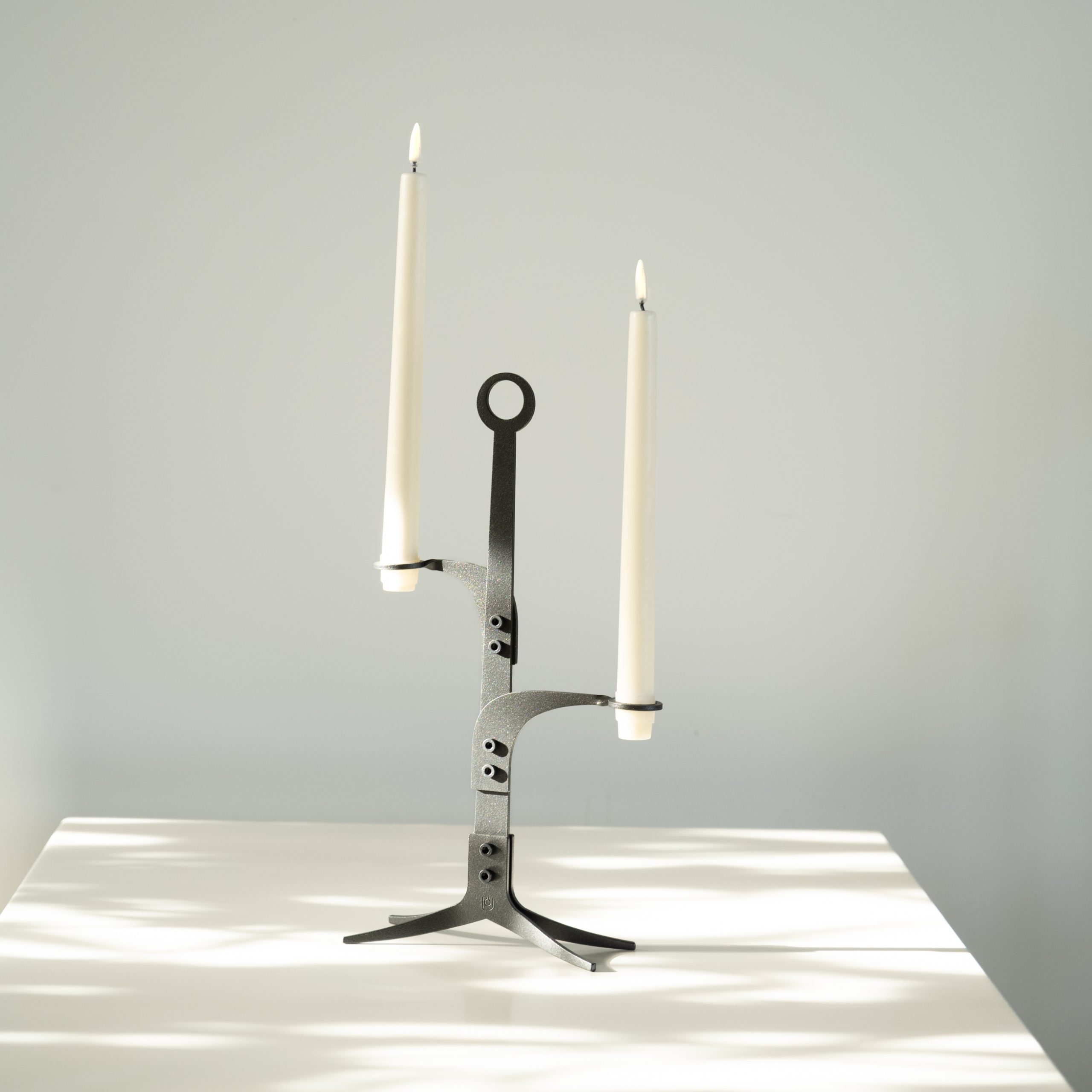 The_Ore_Glow_2-armig_antraciet_metallic_metaal_met_witte_LED_kaarsen