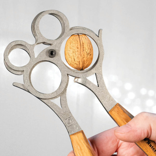 The Ore nutcracker model TAK in eikenhout en rvs. Laat zien hoe de noot in de notenkraker ligt, met de naad van de noot meelopend met de klok mee.
