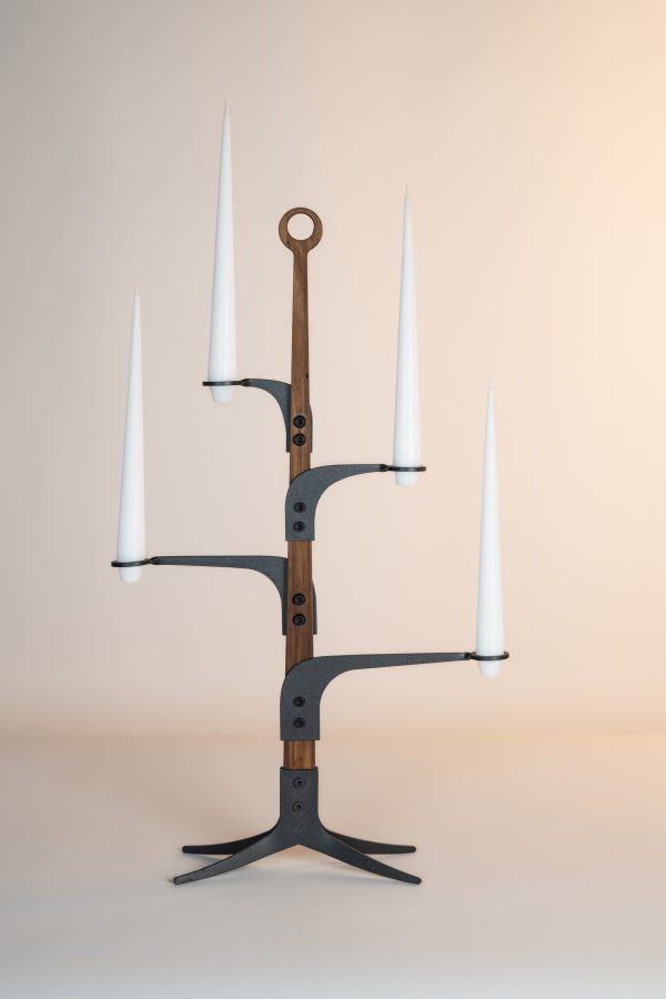 4-armige Kandelaar 'The Ore Glow' met houten stam metalen armen en voet. Met witte conische ester & erik dinerkaarsen.