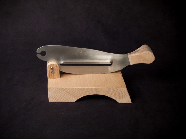 Cheeseknife with fishdesign blade and wooden fishtail design handle