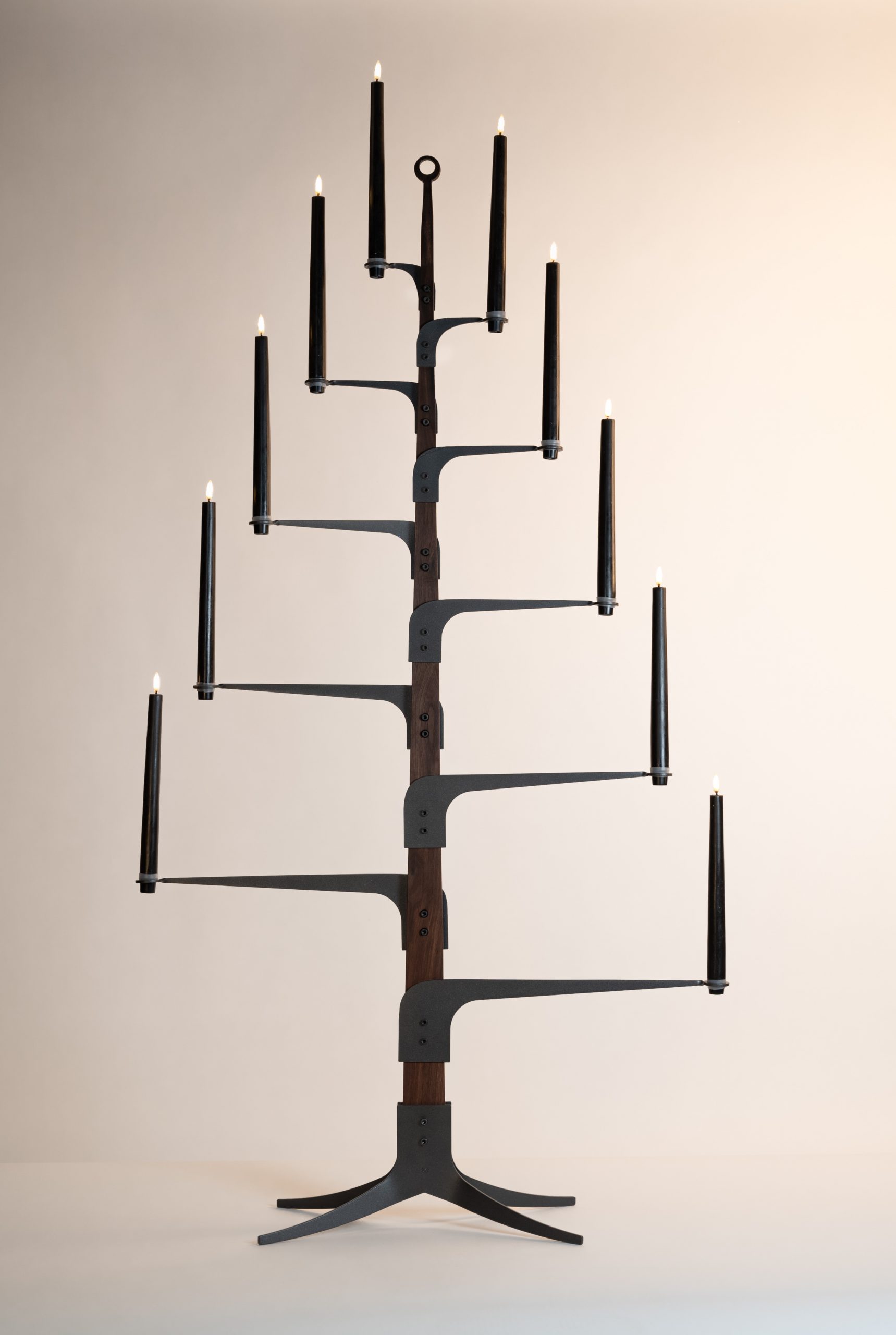 The Ore Glow 'Harmony' -10-armig-LED_walnoothout_stam_en_antraciet_armen
