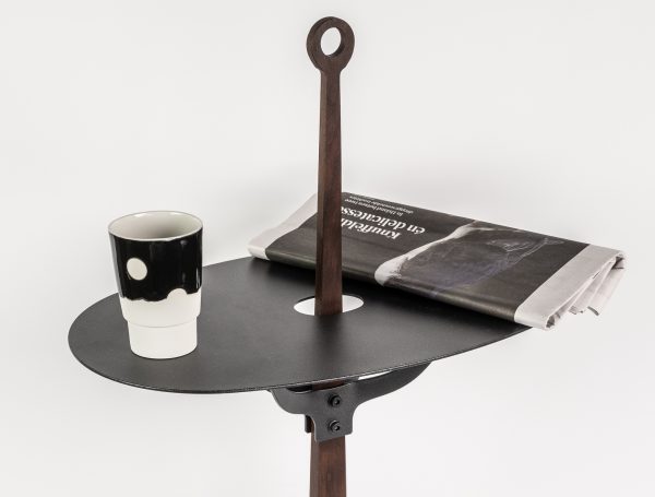 The Ore Sidetable close-up met espresso koffiebeker en krantje