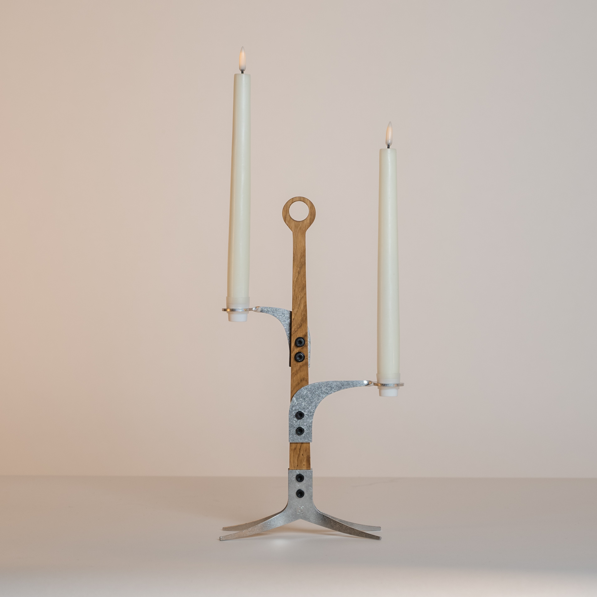Kandelaar The_Ore_Glow_'Pure_Oak'_2-armig met_LED_kaarsen