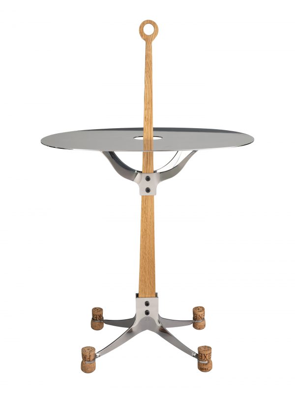 The Ore Bubble-sidetable met hoogglans blad met de kurken van de 4 lege flessen als voetjes.