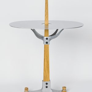 bijzettafel Tje Ore Bubble met eikenhouten stam en Silvercoated blad en voet met echte kurken op een witte achtergrond