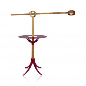 The Ore Lunar leeslamp in rood gecoat metalen blad en voet, eikenhouten stam en lampkop.