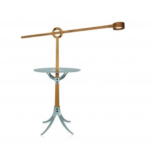 The Ore Lunar leeslamp met zilver coating tafelblad en voet en een naturel eikenhouten stam en lampkop.