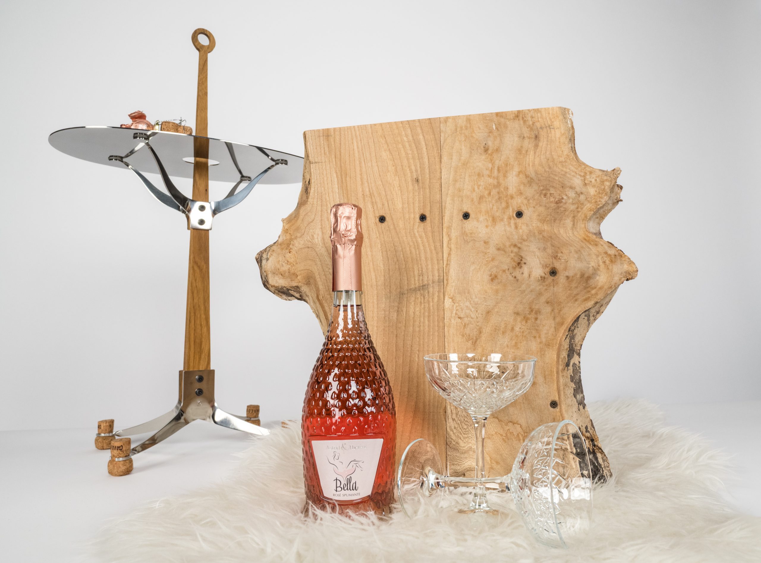 The Ore Bubble bijzettafeltje op kurken voetjes, fles moiusserende wijn en wijnkist