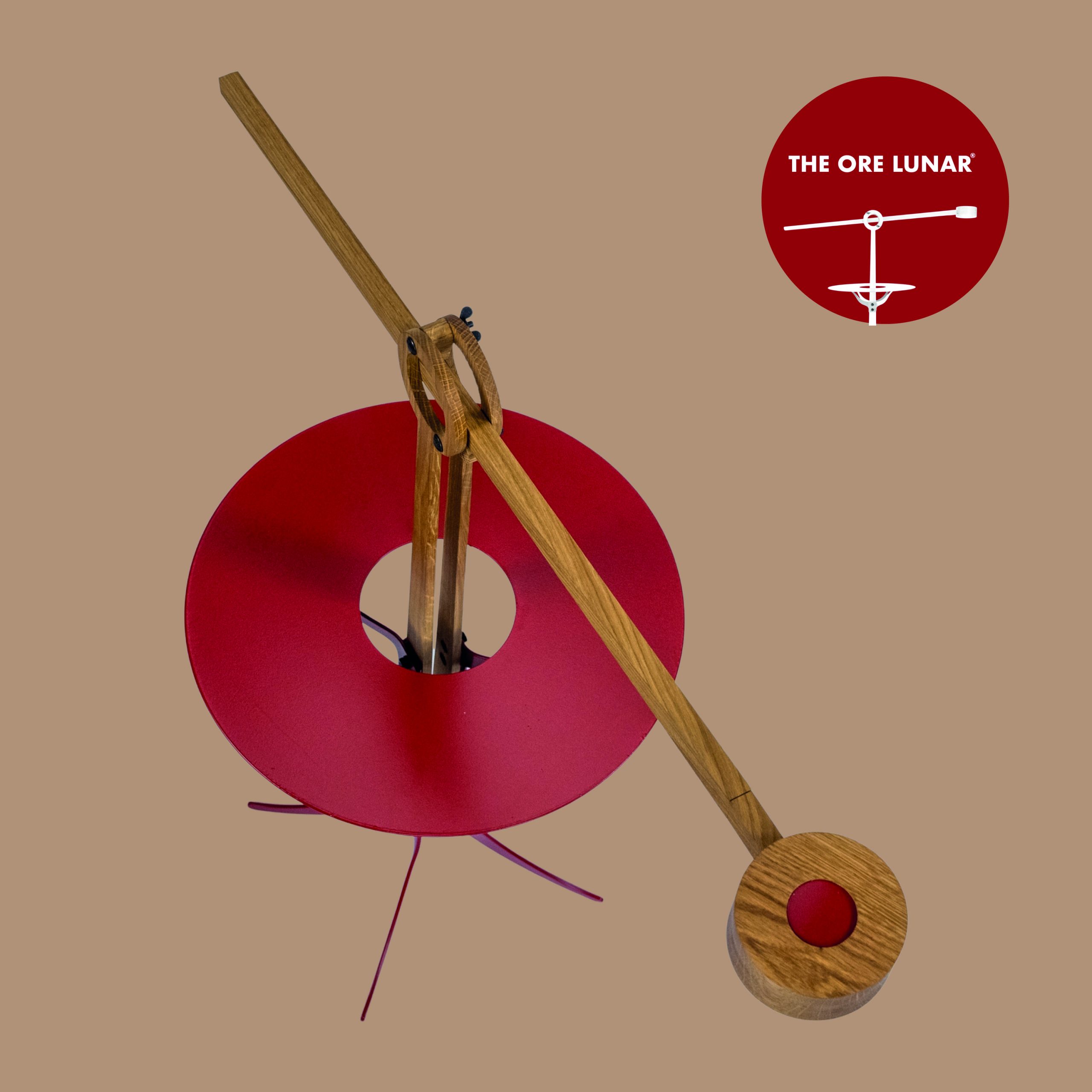 The Ore Lunar van bovenaf gezien, arm met lamp is uitgeschoven. Het blad en de voet zijn rood gecoat metaal en de houder en arm met lapmp zijn van eikenhout gemaakt.