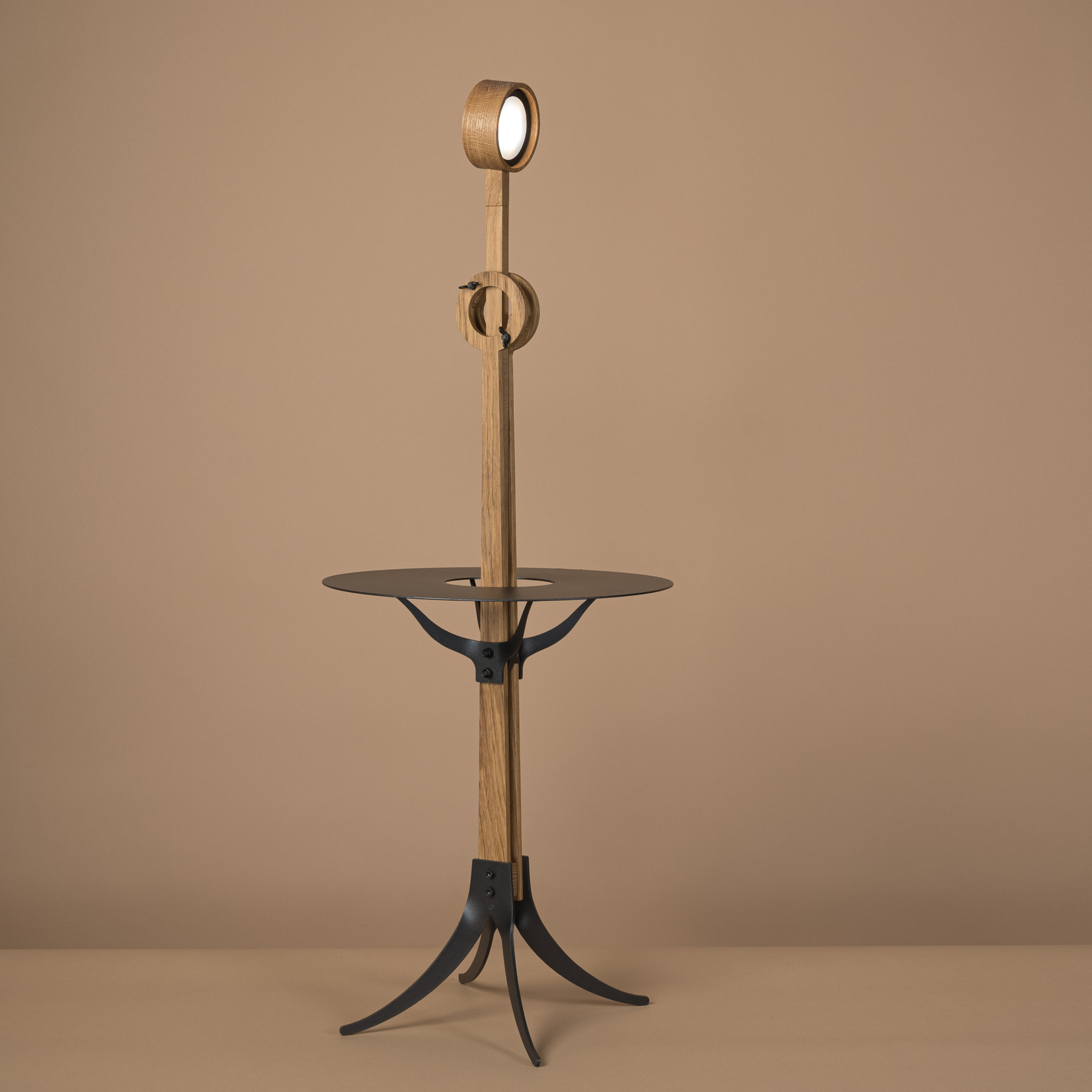 The Ore Lunar in verticale stand ingeschoven in de stam, de lamp is aan.