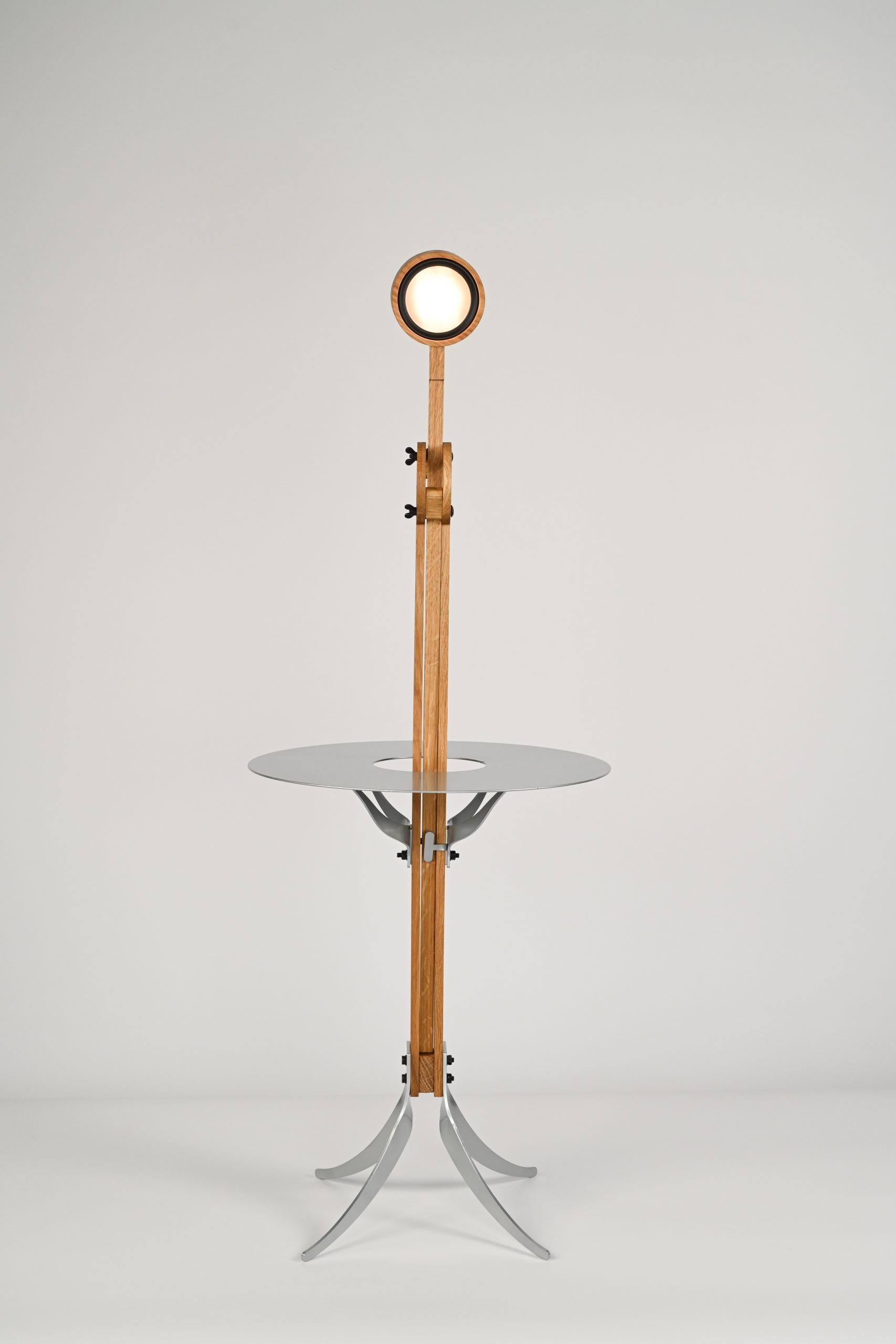 The Ore Lunar waarbij de lamp verticaal (ingeschoven) in de houder/stam staat.De lamp is aan.