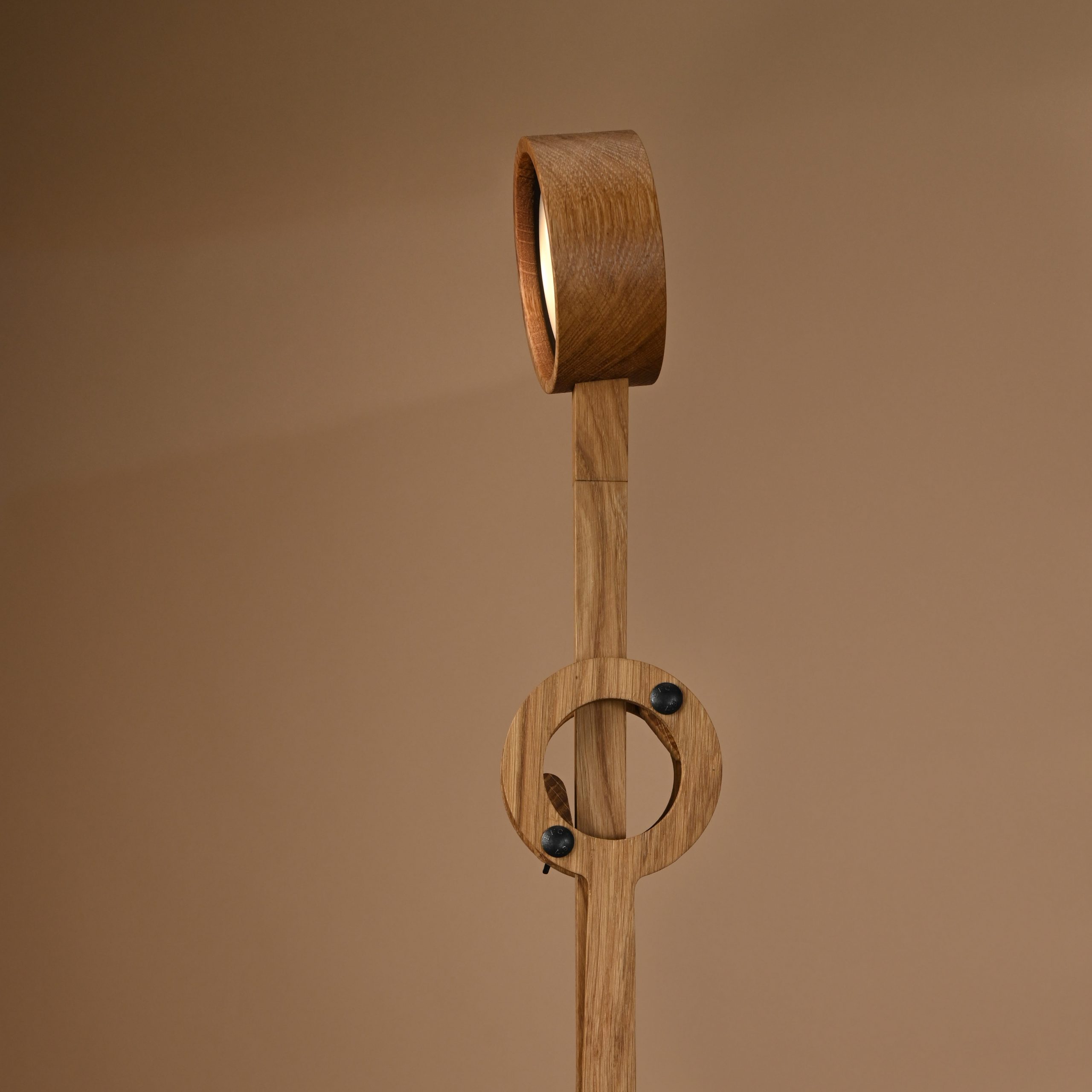 The Ore Lunar lampkop van hout en het ronde scharnierdeel voor de verticale stand en horizontale naar wens instelbare standen.