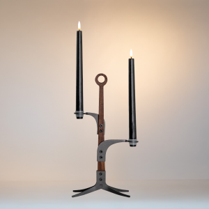 Kandelaar The Ore Glow 2-armig, model HARMONY-LED-walnoothout-antraciet metalen armen met zwarte kaarsen