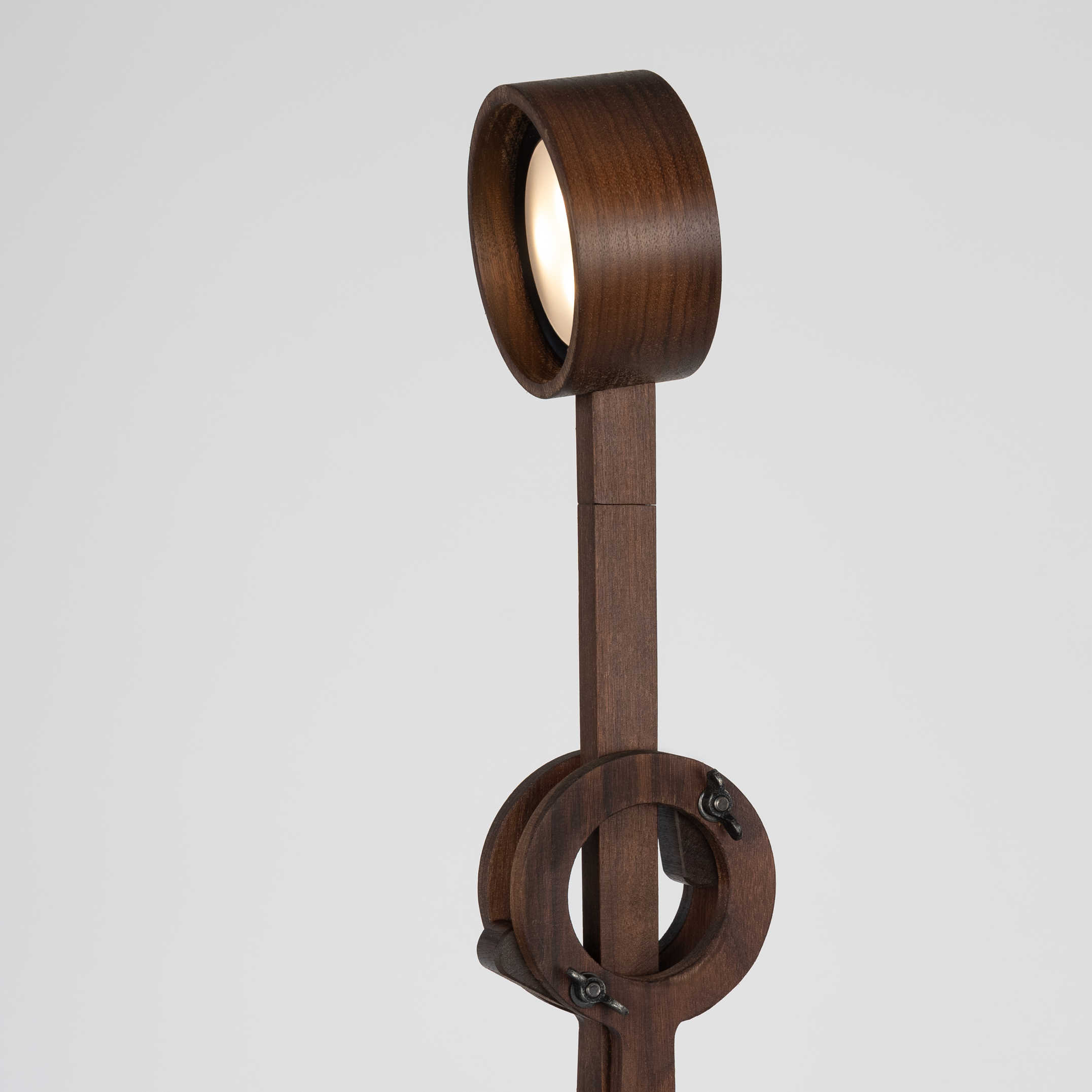 The_Ore_Lunar_notenhout_Kop_en_arm_in_schacht_rechtop in schacht 107 cm hoog totaal zijkant_kop_-_schroefjes_zijde-lamp_aan