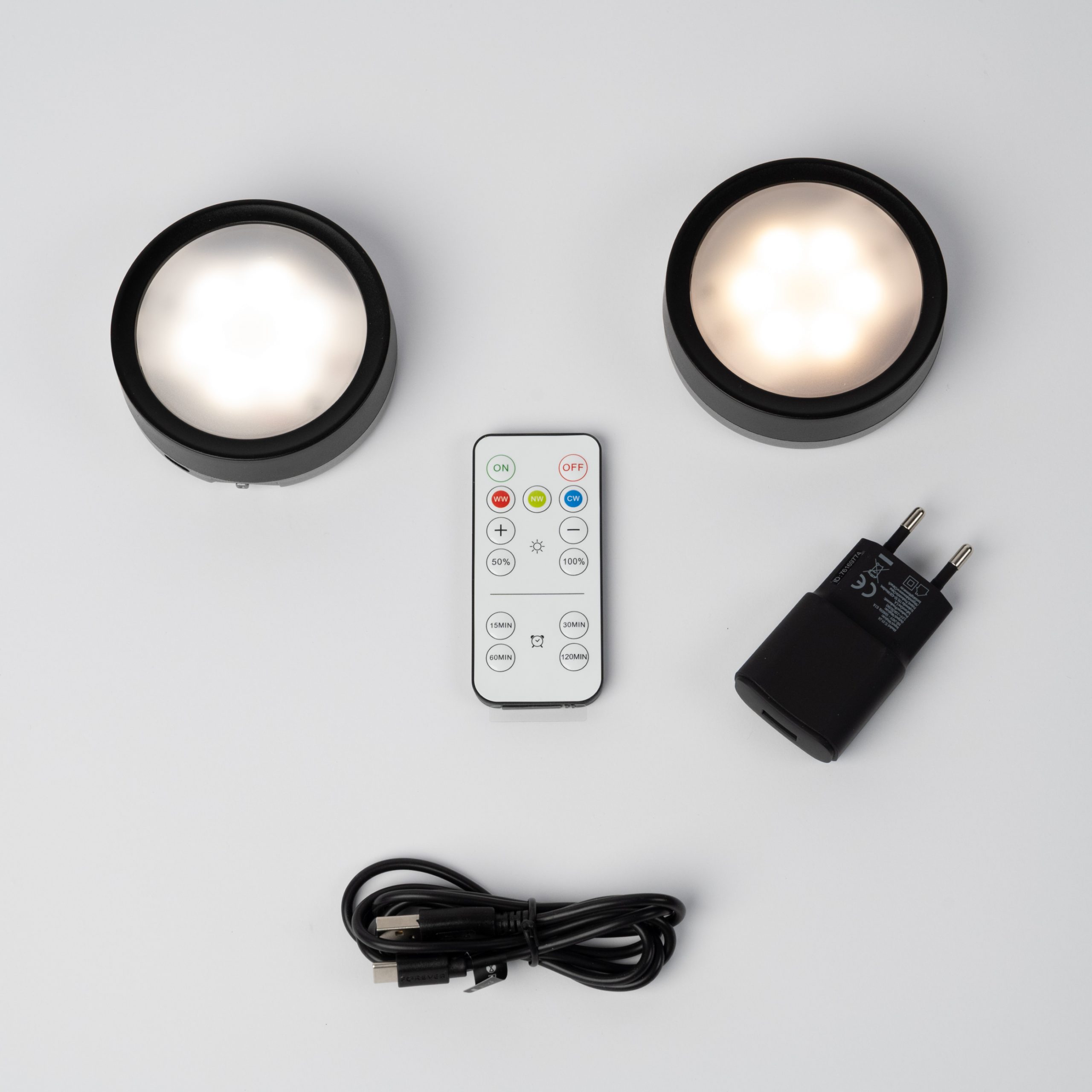 The_Ore_Lunar_-_bijgeleverde_accessoires_-_2_LEDlampen-remote_control-oplaadkabel-stekker