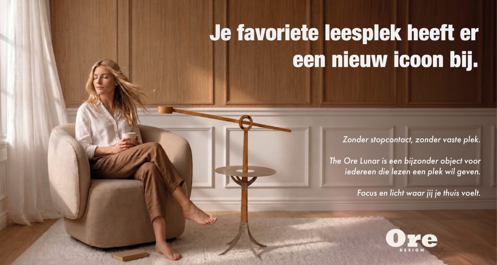 Beeld van The Ore Lunar met een dame die geniet van het lezen bij het licht van the Ore Lunar, leeslamp en tafeltje in-1.